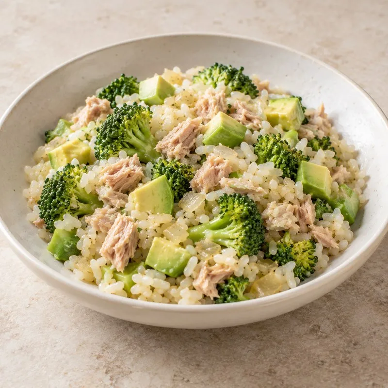 Ilustración de Arroz con brócoli, atún y aguacate